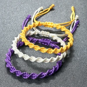 Bracelets "de vœux" colorés et tissés à la main